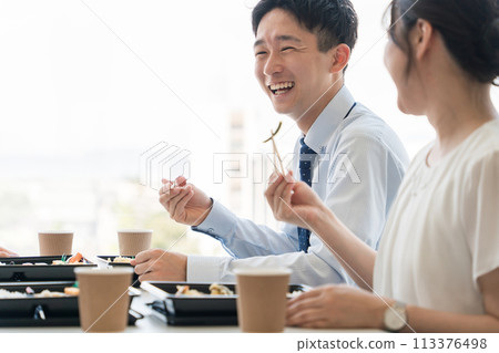 Catered lunches served at meetings, welfare benefits, catering, delivery, employee cafeteria, in-house cafe, meal outsourcing 113376498