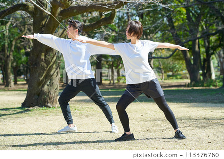 男女在戶外並肩做瑜伽 男女在戶外並肩做瑜伽 113376760