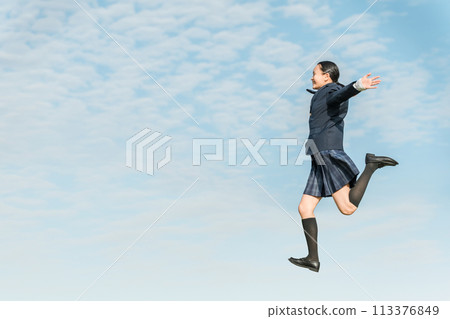 High school students, junior high school students, female high school students, and students jumping in the blue sky 113376849
