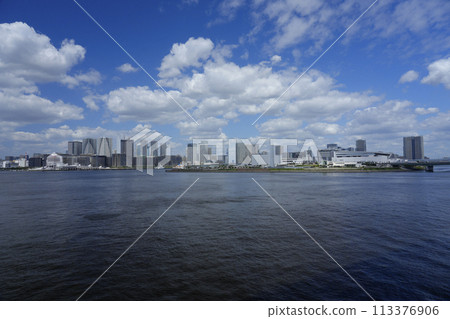 東京灣北側港口碼頭的景色。 東京灣北側港口碼頭的景色。 113376906