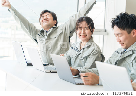 Male and female businessmen in work clothes stretching after work Male and female businessmen in work clothes stretching after work 113376931