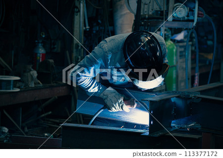 Factory welder 113377172