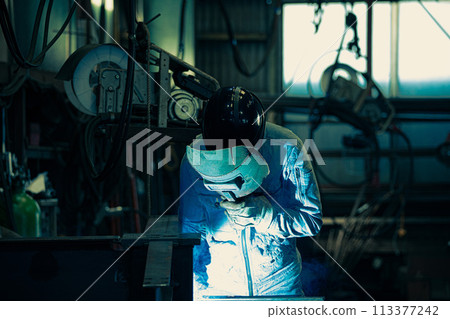 Factory welder 113377242