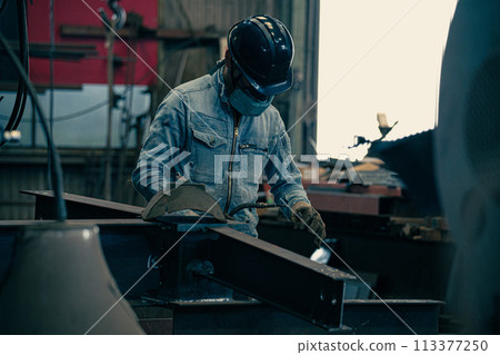 Factory welder 113377250