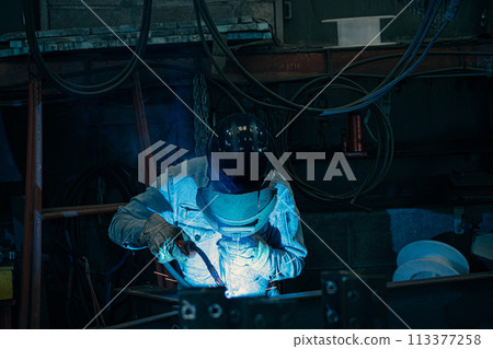 Factory welder 113377258