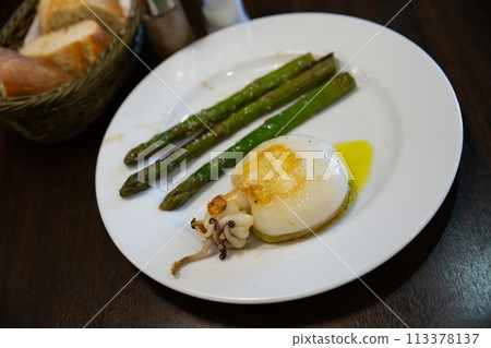 Roasted cuttlefish with asparagus Roasted cuttlefish with asparagus 113378137