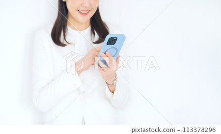 中年婦女微笑著使用智慧型手機 中年婦女微笑著使用智慧型手機 113378296