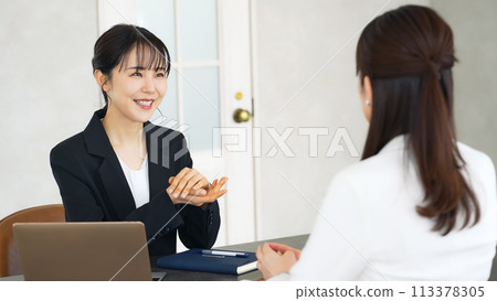 兩位女商人在辦公室交談 113378305