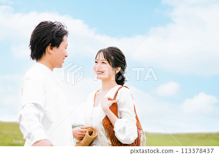 蜜月、蜜月、旅行情人、夫婦、已婚夫婦的形象 113378437