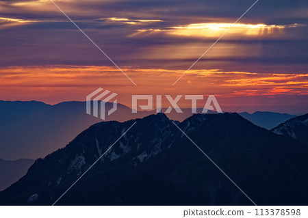 The morning sun shining on Mount Houou and Mount Jizo seen from Mount Senjo in the Southern Alps The morning sun shining on Mount Houou and Mount Jizo seen from Mount Senjo in the Southern Alps 113378598