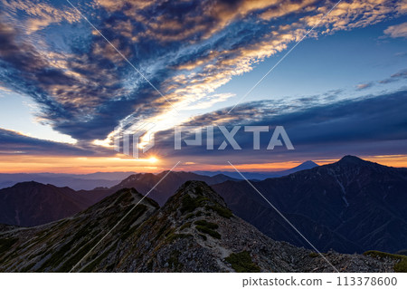 Sunrise seen from Mount Senjo in the Southern Alps with Mount Fuji, Mount Kita, and Mount Houou 113378600