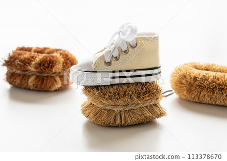 White sneakers and a scrubbing brush Shoe washing Image material for washing shoes White sneakers and a scrubbing brush Shoe washing Image material for washing shoes 113378670