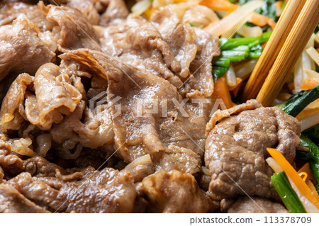 牛肉和蔬菜在煎鍋裡炒的烹調場景。 113378709