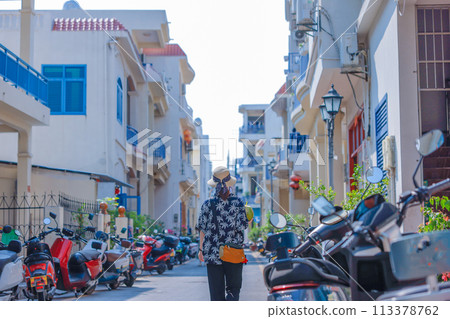 Woman traveling abroad 113378762