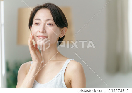 有皮膚的一名美麗的婦女 有皮膚的一名美麗的婦女 113378845