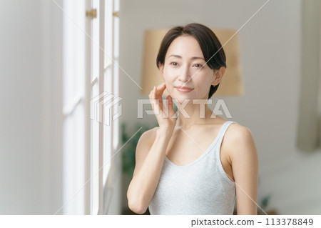 有皮膚的一名美麗的婦女 113378849