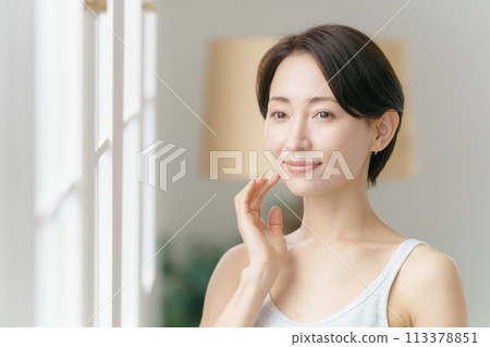 有皮膚的一名美麗的婦女 有皮膚的一名美麗的婦女 113378851