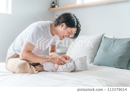 爸爸/父親/男人/丈夫/丈夫在臥室照顧嬰兒（育兒/育兒/育兒/男性育嬰假） 113379014