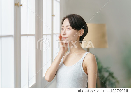 有皮膚的一名美麗的婦女 113379016