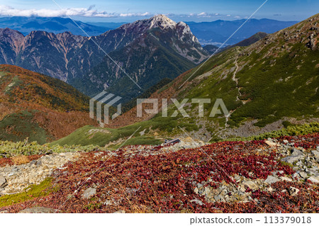 從南阿爾卑斯山千疊岳看到的凱駒岳，紅葉滿天飛 113379018