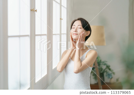 Middle-aged women who feel the moisture of their skin 113379065
