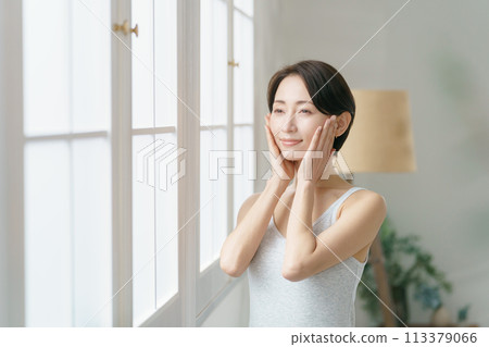 Middle-aged women who feel the moisture of their skin 113379066