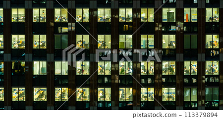 在辦公大樓工作的人們的形象 113379894