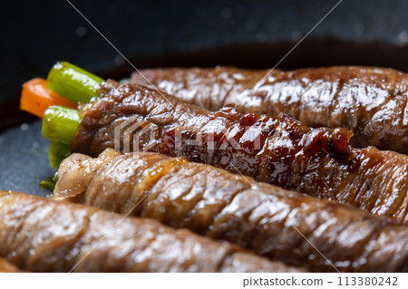 牛肉捲配蘆筍和胡蘿蔔,烹飪場景。 牛肉捲配蘆筍和胡蘿蔔,烹飪場景。 113380242