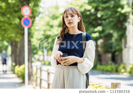 一個年輕的女人帶著微笑 113380358