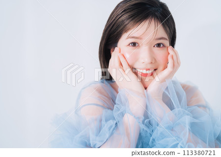 年輕女性的時尚與美麗形象 113380721