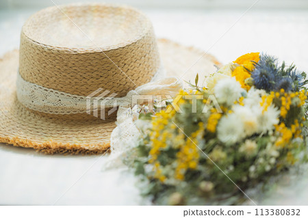 Fashionable hat 113380832