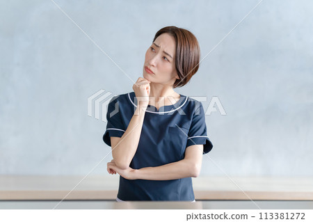 Beauty clinic/esthetic salon staff 113381272