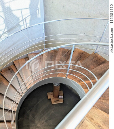 Spiral staircase seen from above 113381310