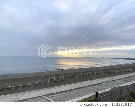 [觀光/風景] 黃昏時從神奈川縣江之島海岸看到的夕陽西下 113381917