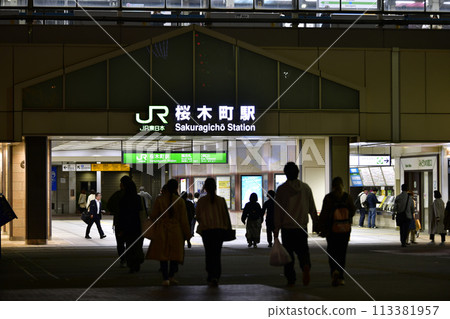 日本橫濱的城市景觀 櫻木町站的景色,即使在晚上也很擁擠。逃離冠狀病毒,進入希望時代=4月8日 日本橫濱的城市景觀 櫻木町站的景色,即使在晚上也很擁擠。逃離冠狀病毒,進入希望時代=4月8日 113381957