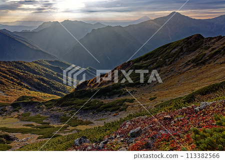早上從南阿爾卑斯山的 Senjogatake 山脊線看北岳、法王三山和富士山 113382566