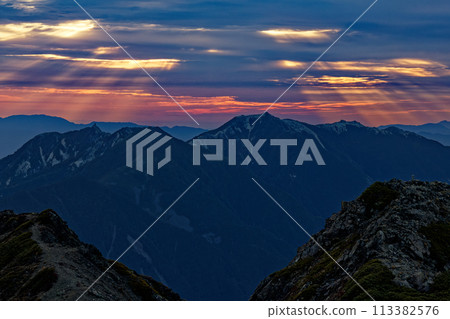 從南阿爾卑斯山千疊岳眺望朝陽下的法王三山 從南阿爾卑斯山千疊岳眺望朝陽下的法王三山 113382576