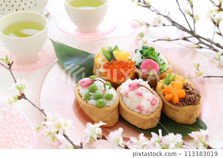 Cherry blossom viewing inari sushi - Spring decoration inari sushi Cherry blossom viewing inari sushi - Spring decoration inari sushi 113383019