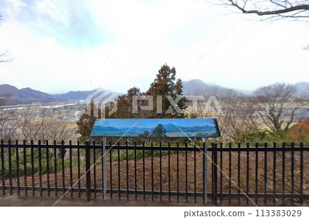 從沼田城看到的明久留城和三峰山的街景(群馬縣沼田市) 從沼田城看到的明久留城和三峰山的街景(群馬縣沼田市) 113383029
