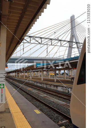 The Ou Main Line at Aomori Station and the Aomori Bay Bridge (towards the Hakkoda Maru, the Seikan Ferry) 113383030