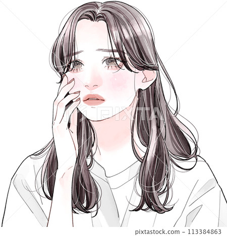 一個女人帶著悲傷的表情摸著臉頰 113384863