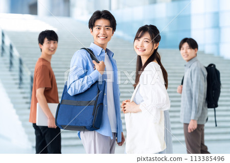 享受校園生活的男大學生 113385496