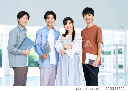 享受校園生活的男大學生 113385511