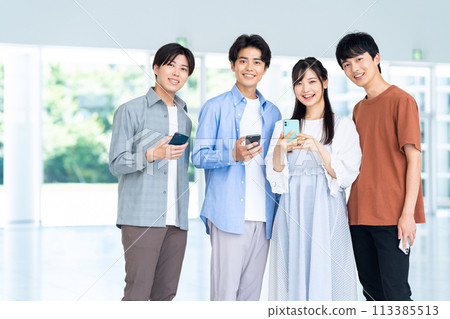 享受校園生活的男大學生 113385513