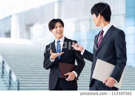 在辦公室工作的新進員工商人 113385562