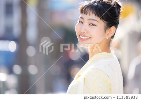 街拍年輕女子肖像 街拍年輕女子肖像 113385938