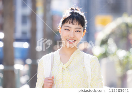 Street Snap Young Woman Portrait 113385941