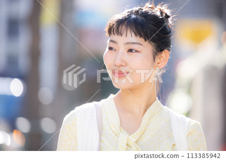 Street Snap Young Woman Portrait 113385942
