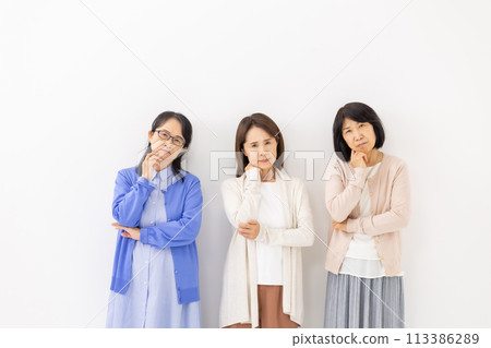 Worried senior woman 113386289