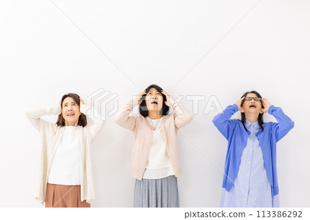 Worried senior woman 113386292